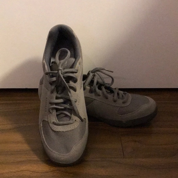 Like-new Giro cycling/biking 2-bolt shoes - Picture 2 of 13